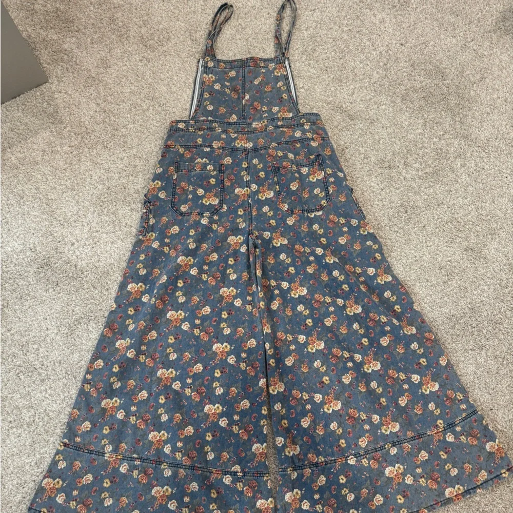 🌼 Blue Velvet Floral Wide Leg Denim Overalls – Size Small – NWT - Picture 9 of 12